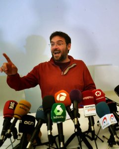 El secretario general de Podem Catalunya, Albano-Dante Fachin, durante la rueda de prensa en la que ha anunciado que dimite de su cargo y que deja de militar en la organización política debido a sus desacuerdos con la dirección estatal. EFE/Toni Albir