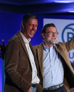 El presidente del Gobierno, Mariano Rajoy, con el líder del PP catalán, Xavier García Albiol, durante el acto de presentación de las candidaturas de su partido para las elecciones del 21-D. REUTERS/Albert Gea