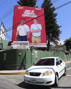 Fotografía de una valla con publicidad del candidato presidencial por el Partido Liberal, Luis Zelaya (d), y el candidato a la Alcaldía de la capital, Osman Aguilar (i), en Tegucigalpa. EFE/Gustavo Amador
