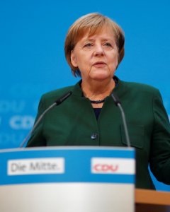 La canciller alemana en funciones Angela Merkel, en la rueda de prensa que ha ofrecido tras la reunión de su partido, la CDU, en Berlin. REUTERS/Hannibal Hanschke