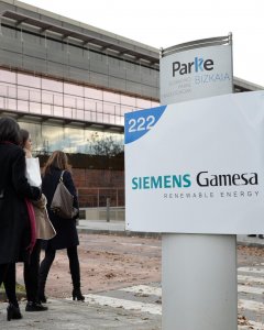 El logo de Siemens Gamesa a la entrada de su sede en el paque tecnológico de Zamudio (Vizcaya). REUTERS/Vincent West