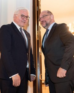 El presidente alemán Frank-Walter Steinmeier saluda al líder del SPD, Martin Schulz. REUTERS/Guido Bergmann