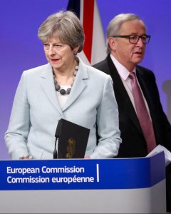 El presidente de la Comisión Europea, Jean-Claude Juncker, y la primera ministra británica, Theresa May. EFE/ Olivier Hoslet