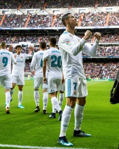 Cristiano Ronaldo celebra con su gol marcado ante el Sevilla durante el partido correspondiente a la decimoquinta jornada de la Liga Santander. EFE/Rodrigo Jimenez