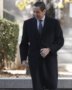 El exministro Eduardo Zaplana a su llegada  a la Audiencia Nacional, para declarar como testigo ante el juez que investiga la caja B del PP en relación con unos pinchazos del caso Lezo sobre presuntos pagos de comisiones al Partido Popular. EFE/Javier Liz