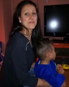 El niño Jairo con su madre Jessica.