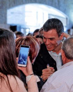 Pedro Sánchez, saluda a su llegada a la asamblea abierta. EFE