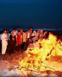 Familia persa celebrando el Chaharshanbe suri junto a la playa