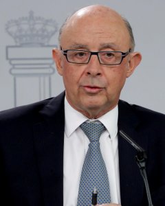 El ministro de Hacienda Cristóbal Montoro, durante la rueda de prensa posterior al Consejo de Ministros, celebrado en el Palacio de La Moncloa. EFE/Zipi
