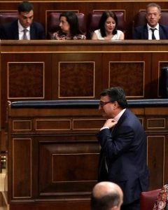 El portavoz del PNV, Aitor Esteban, pasa por delante de Pedro Sánchez en el Congreso. (EFE)