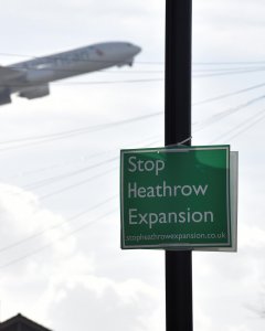 Un cartel contra la ampliación del aeropuerto de Heathrow, al oeste de Londres, en una calle del barrio cercano a las instalaciones. REUTERS/Toby Melville