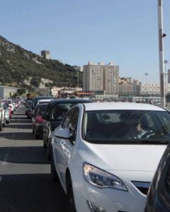 Tráfico a la entrada de la frontera entre España y Gibraltar. / EFE