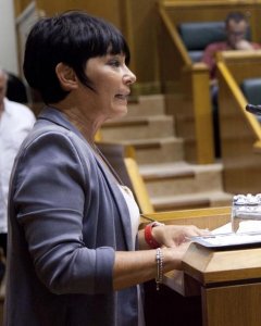 La portavoz de EH Bildu, Maddalen Iriarte, interviene en el  Parlamento Vasco en Vitoria donde se celebra el Pleno de Política General.