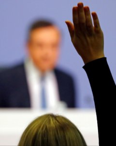 Una periodista pide la palabra en la rueda de prensa del presidente del BCE, Mario Draghi, tras la reunión del Consejo de Gobierno, en Fráncfort. REUTERS/Kai Pfaffenbach