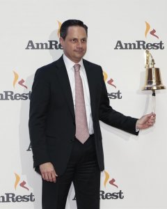 José Parés, presidente de AmRest, en el toque de campana en su salida a Bolsa en España. E.P.