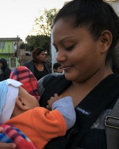 La hondureña Wendy mira a su bebé de siete meses en el refugio de El Barretal en Tijuana.