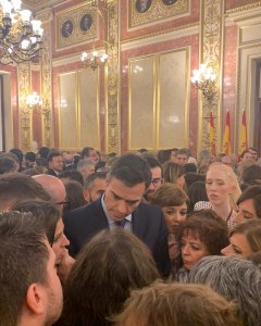 El presidente del Gobierno, Pedro Sánchez, rodeado de periodistas en la recepción del Congreso de los Diputados, tras el acto conmemorativo del 40 aniversario de la Constitución. M.S.