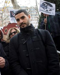 El abogado de la PAH Azael Babiano (derecha).- EFE/ LUCA PIERGIOVANNI