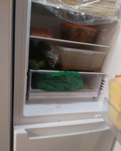Imagen del interior del frigorífico con recipientes con comida que, según los menores, no se conservan en buen estado. FUNDACIÓN RAÍCES