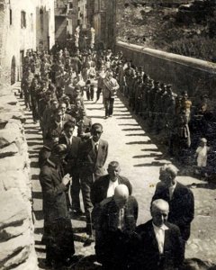 Imagen de una de las procesiones de Benasque, en las que se interpretaba la pieza a principios de los años 40, con autoridades y fuerzas de seguridad en el cortejo. Foto: Cedida por Antonio Merino
