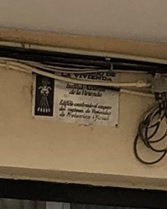 La presencia de carteles con símbolos franquistas sigue siendo habitual en las viviendas sindicales construidas durante la dictadura. EDUARDO BAYONA