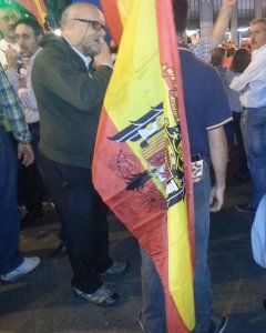 Bandera falange en la manifestación