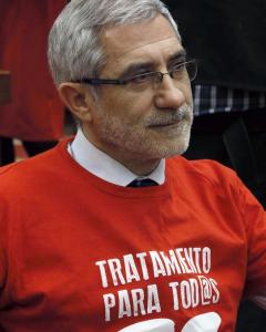 El diputado de la Izquierda Plural Gaspar Llamazares, en la Comisión de Sanidad, ataviado con una camiseta en favor de los enfermos de Hepatitis C. EFE