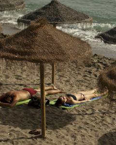 Sombrillas en la playa de Marbella. REUTERS