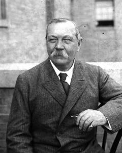 El escritor Arthur Conan Doyle.