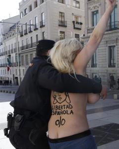 Activistas de la organización feminista Femen han protestado hoy con el torso descubierto en las puertas del Congreso al inicio del debate del estado de la nación contra la aplicación de la Ley de Seguridad Ciudadana. EFE/Sergio Barrenechea