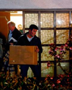 Policías alemanes sacan cajas de pertenencias del copiloto Andreas Lubitz. /KAIPFAFFENBACH (REUTERS)