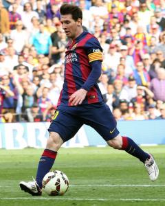 Leo Messi se dispone a marcar el segundo al Valencia durante el partido disputado en el Camp Nou. EFE/Toni Garriga