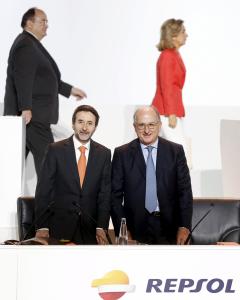 El presidente de Repsol, Antonio Brufau, y el consejero delegado, Josu Jon Imaz, posan antes del inicio de la junta de accionistas. REUTERS/Susana Vera