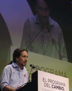 El secretario general de Podemos, Pablo Iglesias, durante su intervención en la presentación del programa  electoral para el 24-M, hoy en Madrid. EFE/Kiko Huesca