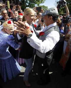 La candidata del PP a la Comunidad de Madrid, Cristina Cifuentes (i), baila un chotis hoy en la pradera de San Isidro, a donde ha acudido entre otros candidatos para festejar las fiestas del patrón de Madrid. EFE/Víctor Lerena