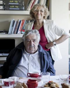 La aspirante a la Alcaldía de la capital de Ahora Madrid, Manuela Carmena, con el expresidente de Uruguay José Mujica, en su domicilio. EFE