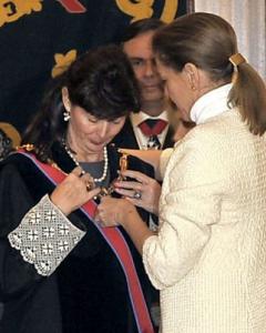 Concepción Espejel recibe la medalla de San Raimundo de Peñafort de manos de María Dolores de Cospedal.