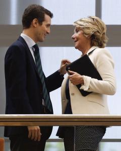 La portavoz del PP en el Ayuntamiento, Esperanza Aguirre, y el vicesecretario general de Comunicación del PP, Pablo Casado, asisten al debate de investidura en la Asamblea en el que Cristina Cifuentes aspira a presidir el Gobierno regional. EFE/Paco Campo