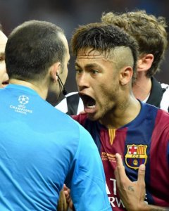 El jugados del FB Barcelona Neymaer protesta ante el árbitro. EFE