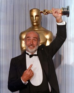 El actor Sean Connery, con el Oscar que ganó por 'Los Intocables'. REUTERS
