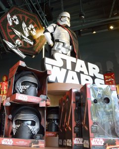 Objetos de merchandise de la nueva entrega de Star Wars, en una tienda Disney en Santa Monica, California (EEUU). EFE/EPA/MIKE NELSON