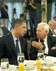 El ministro José Manuel García-Margallo junto a Xavier García Albiol. - EFE