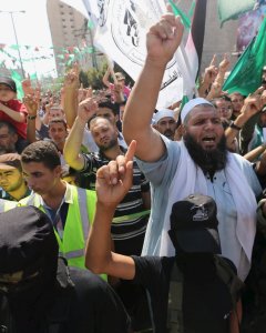 Palestinos apoyan a Hamás y participan en una protesta contra la redada de la policía israelí en la mezquita al- Aqsa de Jerusalén el martes, en Khan Younis, en el sur de la Franja de Gaza./ REUTERS