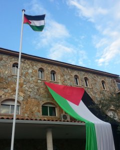 La bandera palestina izada en la Embajada Palestina en Madrid. / J.T