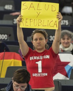 La eurodiputada italiana Eleonora Forenza, del Grupo Confederal de la Izquierda Unitaria Europea/Izquierda Verde Nórdica, muestra un cartel con el mensaje 'Salud y República' con la bandera republicana a su espalda. EFE/Patrick Seeger