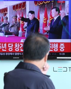 Un ciudadano de Seul (Corea del Sur) observa la emisión del defile militar norcoreano, presidido por  Kim Jong-un. EFE/EPA/YONHAP
