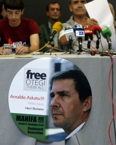 Cartel de la manifestación convocda por la plataforma 'Arnaldo Askatu' y la iniciativa 'Free Otegi Free Them All'  para la puesta en libertad del líder de la izquierda abertzale Arnaldo Otegi. EFE/Javier Etxezarreta