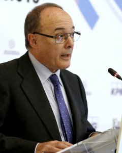 El gobernador del Banco de España, Luis María Linde, durante su intervención en el VI Encuentro Financiero organizado por Expansión y KPMG. EFE/Sergio Barrenechea