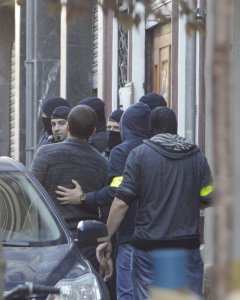 Los Mossos d'Esquadra, ante el Ateneu Llibertari de Sants donde llevan a cabo una operación relacionada con el llamado 'caso Pandora', que en diciembre de 2014 comportó la detención de 11 jóvenes anarquistas. EFE/Marta Pérez