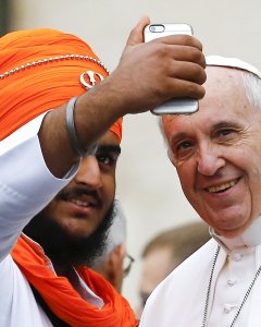 El Papa se hace una fotografía con un miembro de una comunidad interreligiosa. REUTERS/Stefano Rellandini